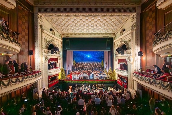 Светлината на Рождество докосна стотици в операта с вяра в милосърдието