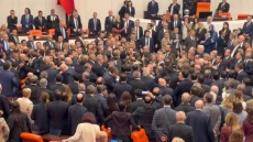 10-минутен масов бой в турския парламент