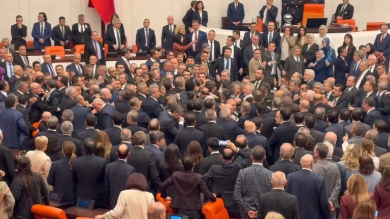 10-минутен масов бой в турския парламент