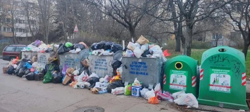 Боклукчии в Изгрев искат по 2500/3500 евро заплати, кметът ги смени с непалци