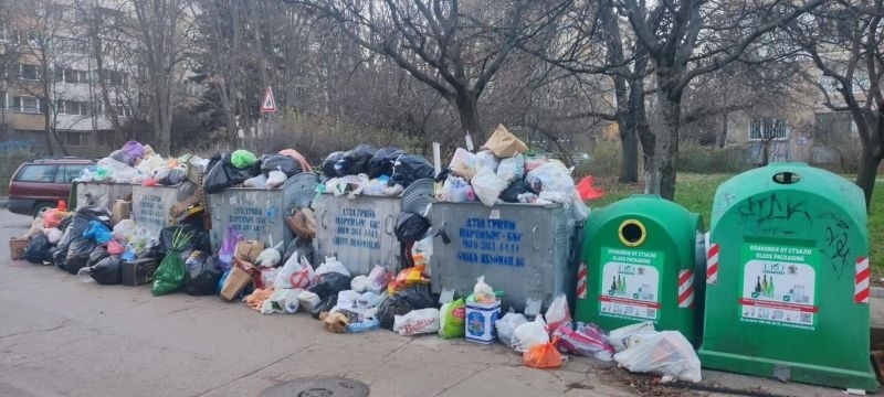 Боклукчии в Изгрев искат по 2500/3500 евро заплати, кметът ги смени с непалци