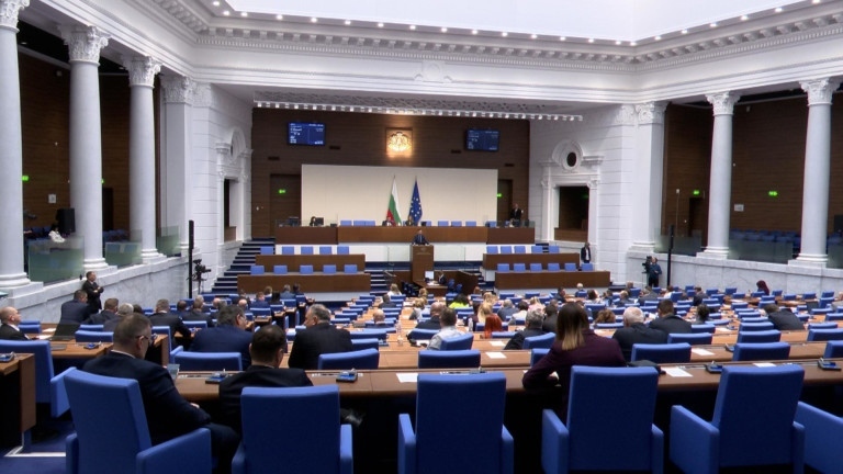 Консултациите при Йотова прекратиха заседанието на парламента
