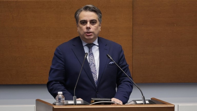 Бунт на Асен Василев в НС: Чете вота в чужбина от миналите избори секция по секция