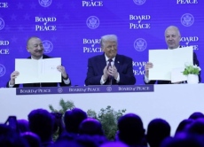 Сблъсъци между полиция и протестиращи в Тирана