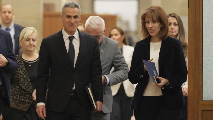 Гюров и ЦИК мислят за еднакви паравани и ново обучение на СИК