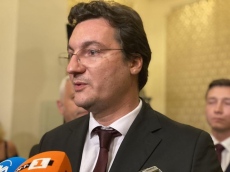 Зарков изключва осем депутати от листите на партията