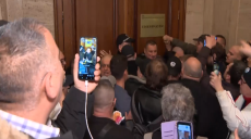 Сблъсъци между протестиращи и полиция пред кабинета на Сарафов, полетяха яйца