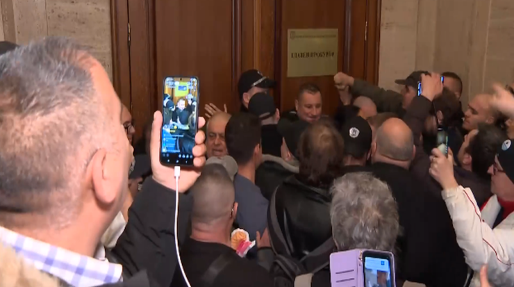 Сблъсъци между протестиращи и полиция пред кабинета на Сарафов, полетяха яйца