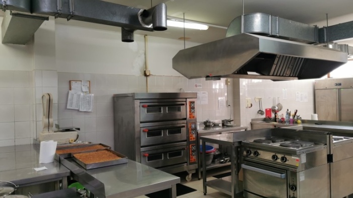 БАБХ проверява добра ли е храната за учениците, затворен е нерегистриран цех за закуски