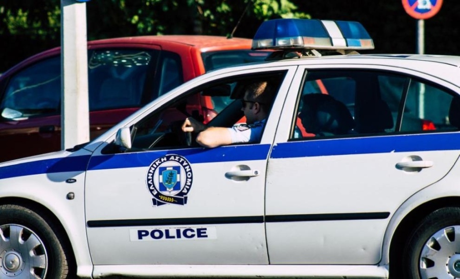 Кола с българска регистрация се вряза в кафене в центъра на Атина 