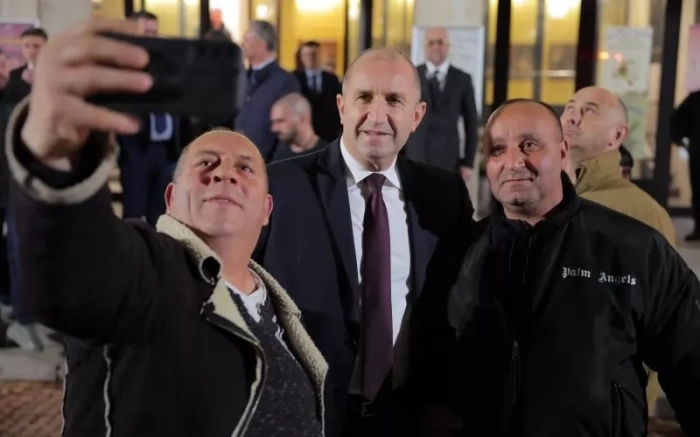 Румен Радев избяга от въпросите на журналист за \