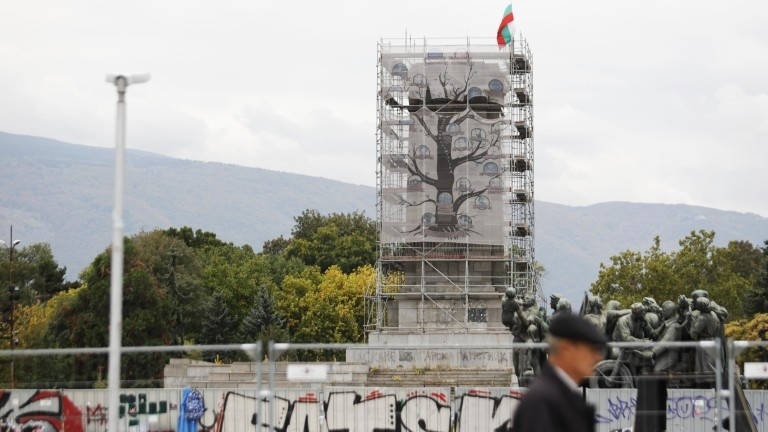 Демонтират скелето на Паметника на съветската армия в София