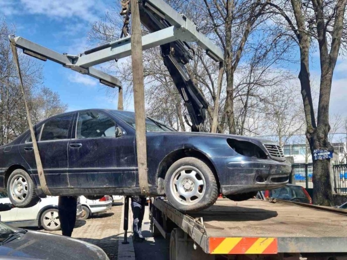 Освобождават паркоместа: Стотици изоставени автомобили изчезват от кварталите