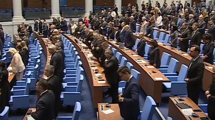 Минута мълчание в парламента в памет на Любен Дилов-син
