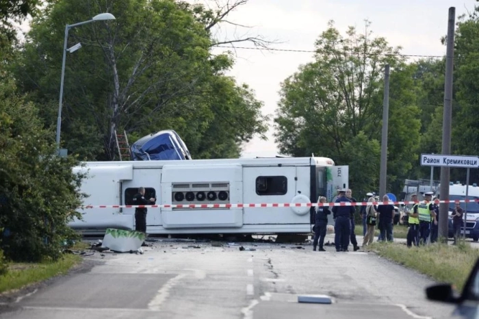 „Никаква милост към нарушителите“ и „драконовски мерки“: спешна среща при Радев заради войната на пътя