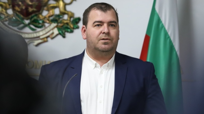 С вълшебна пръчка ли да махнем калинките от държавата, пита депутат на Радев