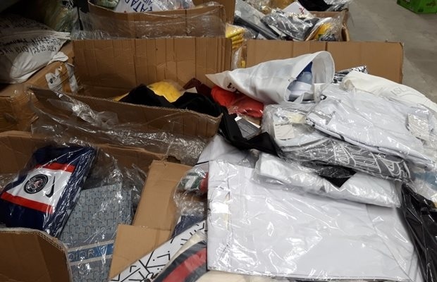 Митничарите на Капитан Андреево задържаха над 16 000 фалшиви маркови стоки