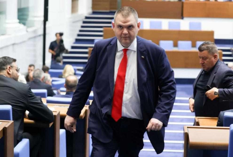 Справката на ГДБОП за полетите на Пеевски е внесена в парламента