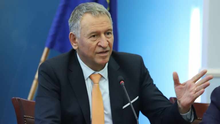 Стойчо Кацаров: Просто е - не болниците, а НЗОК да договаря цените на лекарствата