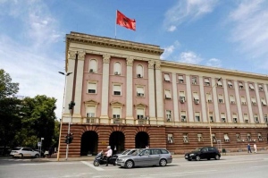 Сблъсъци пред албанския парламент, има ранени