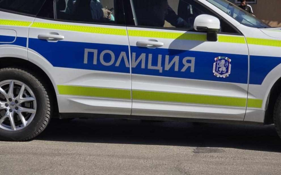 След подаден сигнал за шум, полицаи завариха деца да чистят междублоково пространство