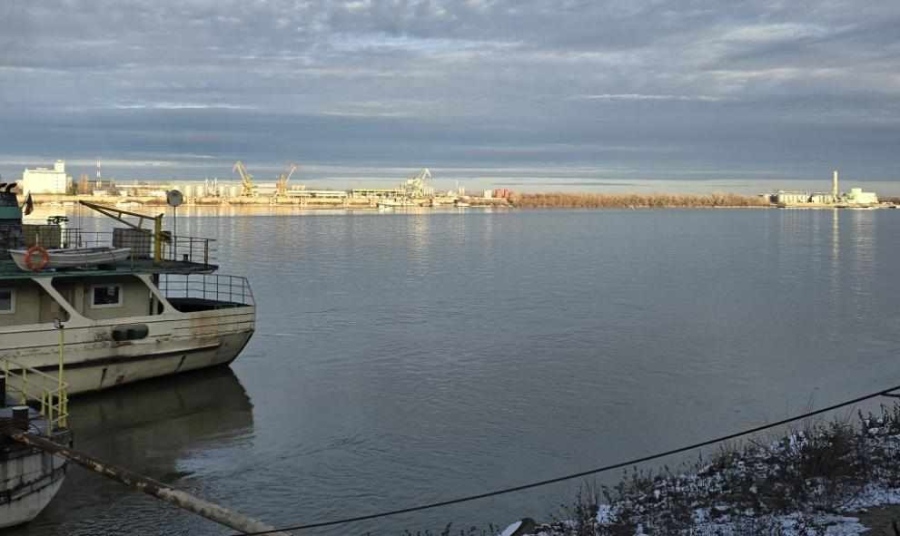Кораб заседна в Дунав край Русе