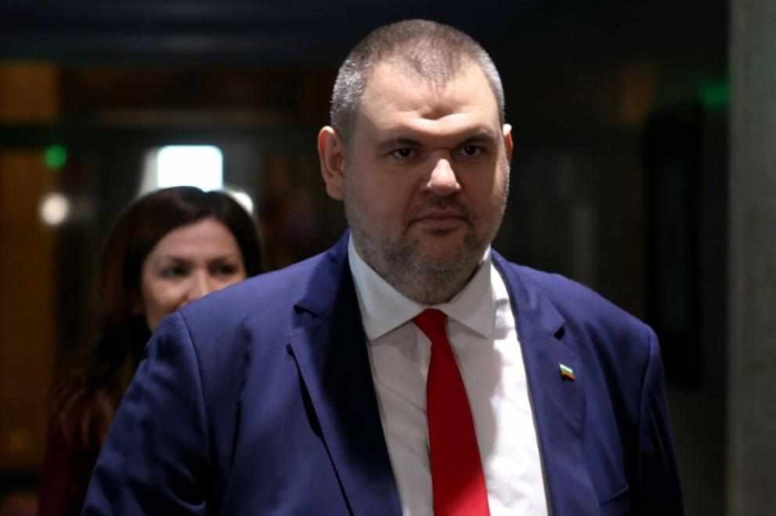 „Аз съм най-проверяваният, това са лъжи“: Пеевски отрече връзка с фирми, свързани с мантинели