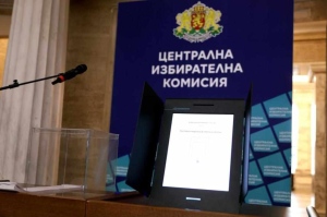 Конституционният съд остави в сила правилата, по които Йотова разпредели местата в ЦИК