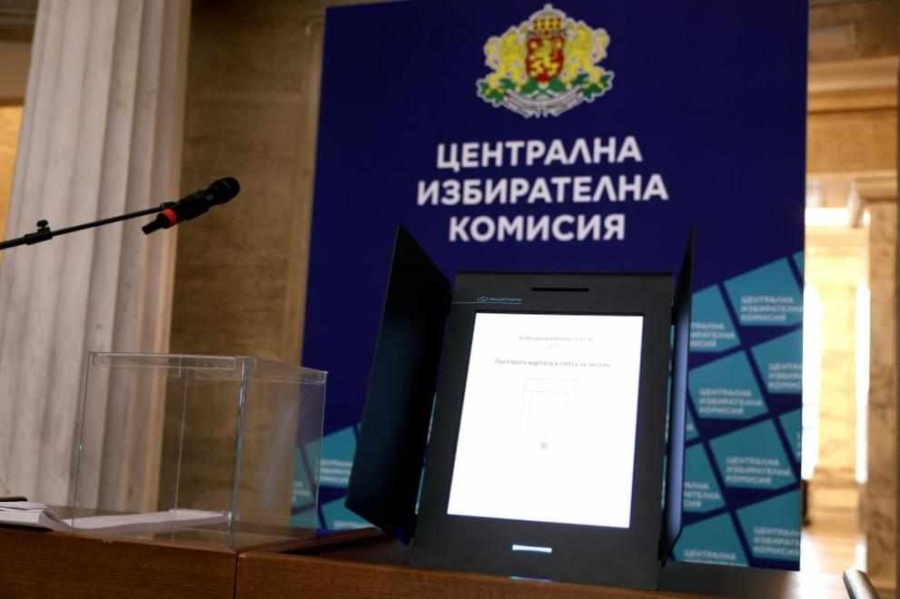 Конституционният съд остави в сила правилата, по които Йотова разпредели местата в ЦИК