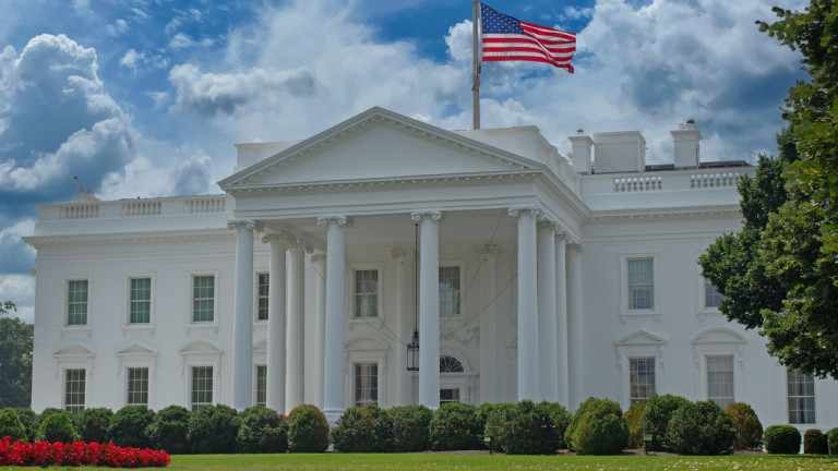 Белият дом възстанови достъпа на журналистите от CNN, Politico и MS NOW