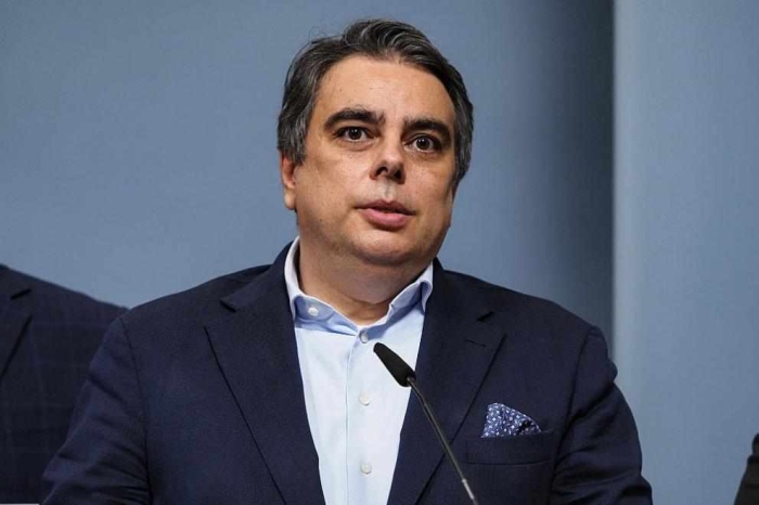 Василев с остри критики към Радев: Да не използва Министерския съвет като партийна централа